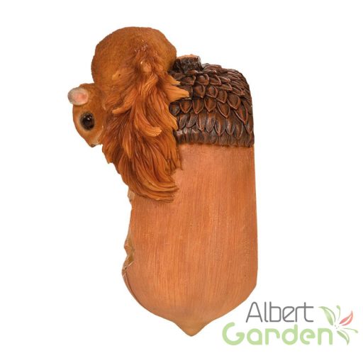 Makk alakú polyresin madáretető mókus figurával, dekorációs kiegészítő