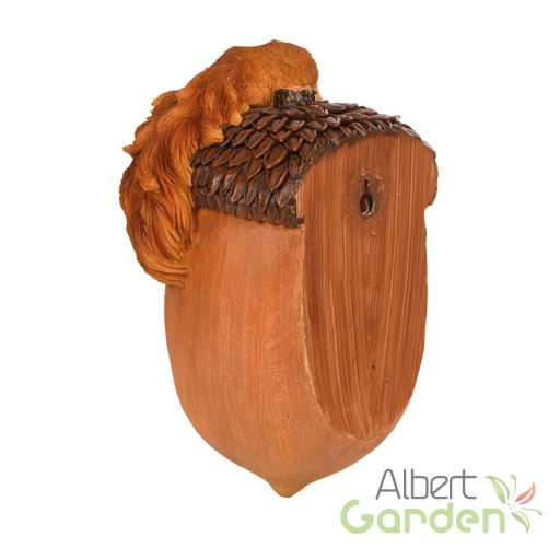 Makk alakú polyresin madáretető mókus figurával, dekorációs kiegészítő