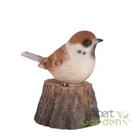   Fatörzsön ülő csiripelő kismadár polyresin szobor, mezei veréb, kültéri és beltéri dekorációs kiegészítő