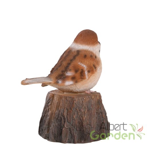 Fatörzsön ülő csiripelő kismadár polyresin szobor, mezei veréb, kültéri és beltéri dekorációs kiegészítő