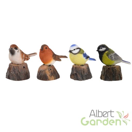 Fatörzsön ülő csiripelő kismadár polyresin szobor, mezei veréb, kültéri és beltéri dekorációs kiegészítő