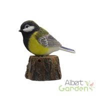   Fatörzsön ülő csiripelő kismadár polyresin szobor, széncinege, kültéri és beltéri dekorációs kiegészítő