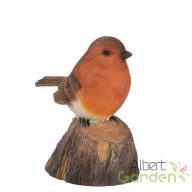   Fatörzsön ülő csiripelő kismadár polyresin szobor, vörösbegy, kültéri és beltéri dekorációs kiegészítő